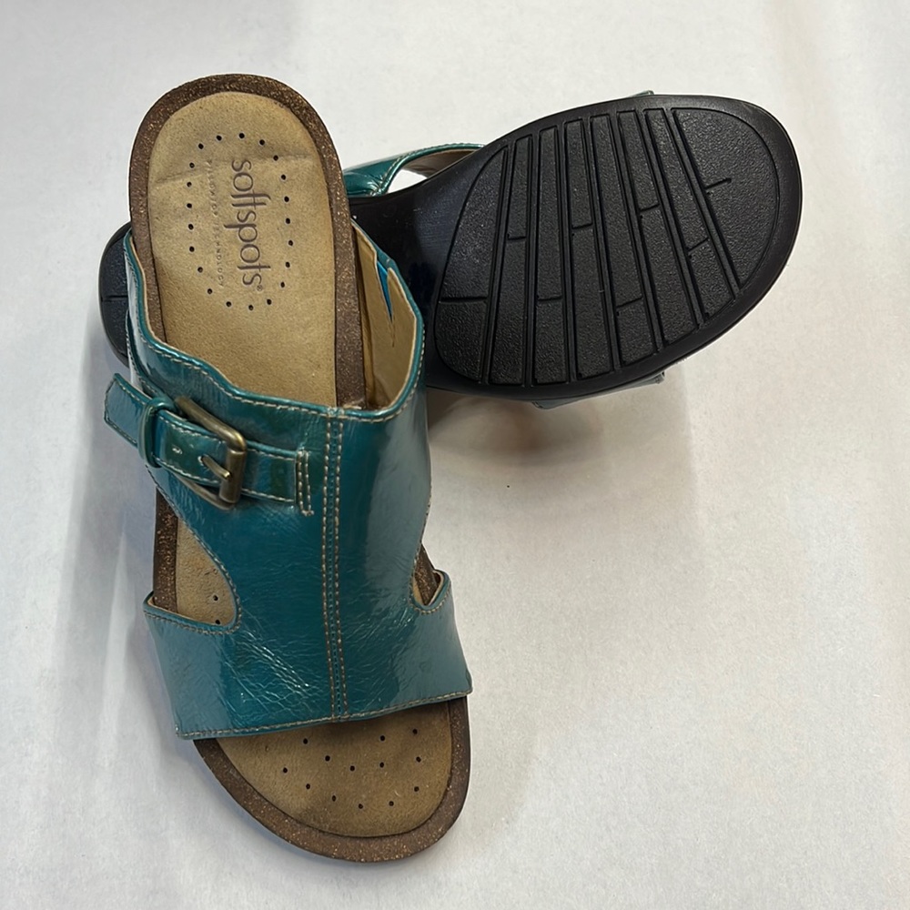 SOFTSPOTS Women's •Caileen• Slide Sandal - Green Patent  7W